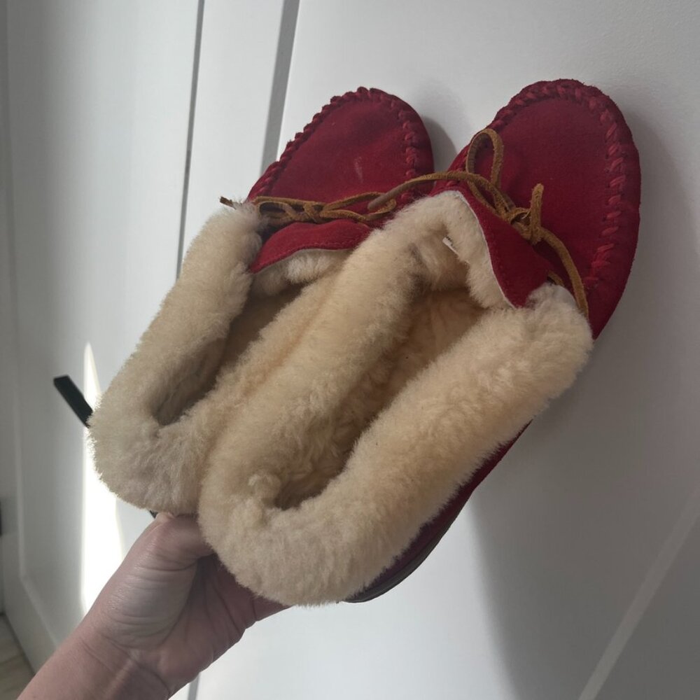 Minnetonka Alpine Sheepskin Red Moccasin Slippers Size 9 - Picture 2 of 5
